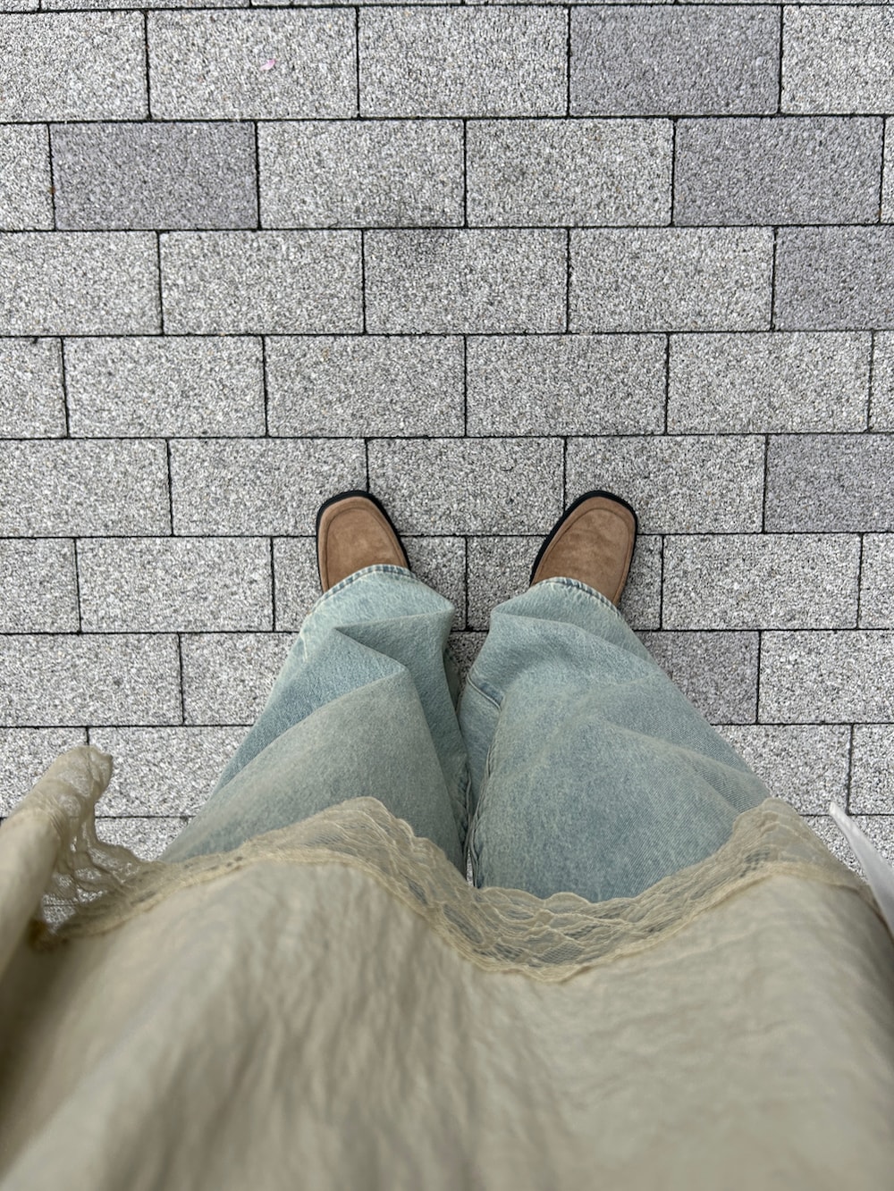 グレー系のその他アウター、ブルー系のデニムパンツ、ベージュ系のローファーを着用したレディースの春コーディネートの5枚目の写真