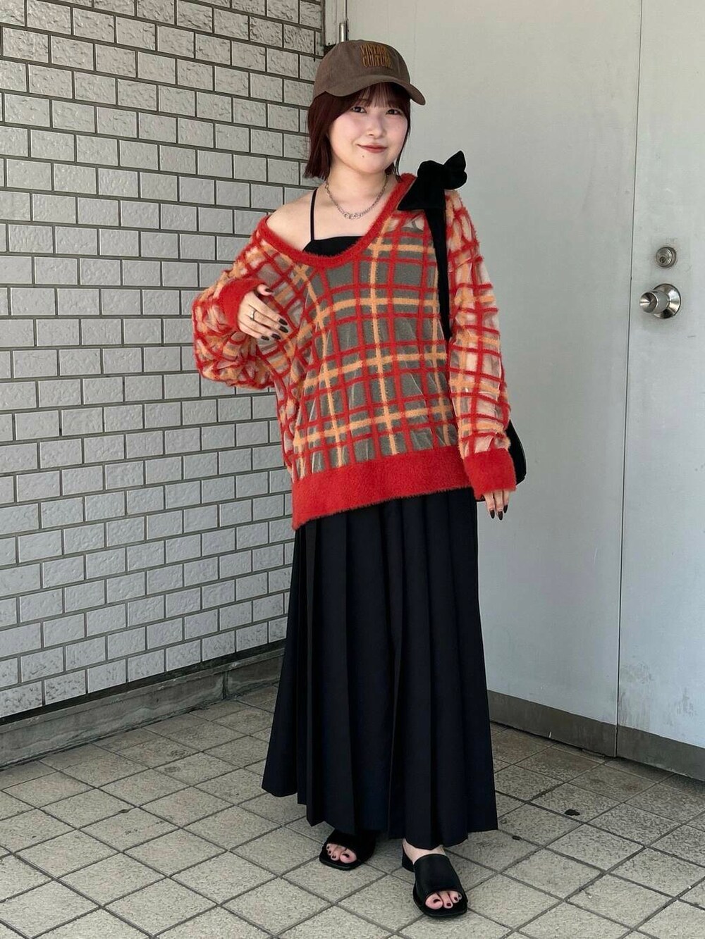 ブラック系のキャミソール、ブラック系のサンダル、ブラック系のワンピースを着用したレディースの夏コーディネートの2枚目の写真