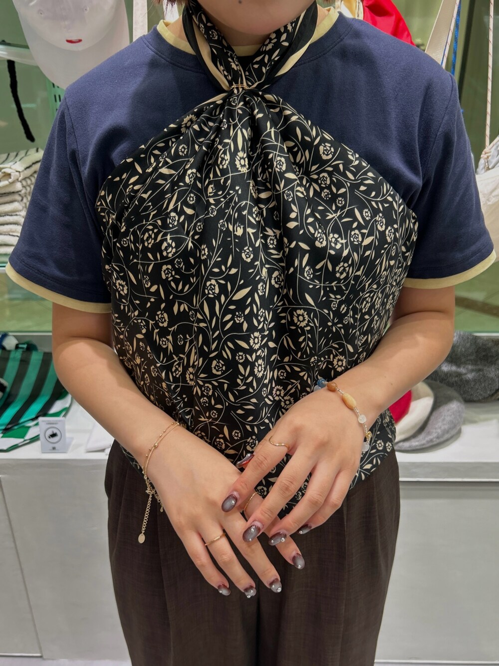 ブラック系のハンドバッグ、ブラック系のバンダナ/スカーフ、ブラック系のニットキャップ/ビーニーを着用したレディースの秋コーディネートの3枚目の写真