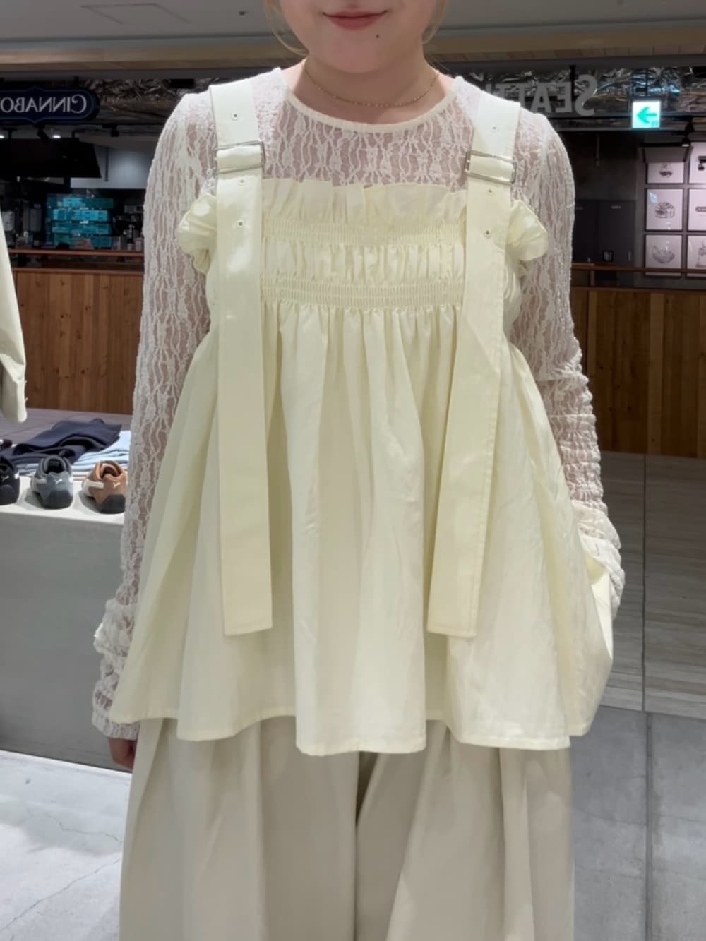 ホワイト系のその他トップス、ホワイト系のその他パンツ、グリーン系のパンプスを着用したレディースの春コーディネートの2枚目の写真