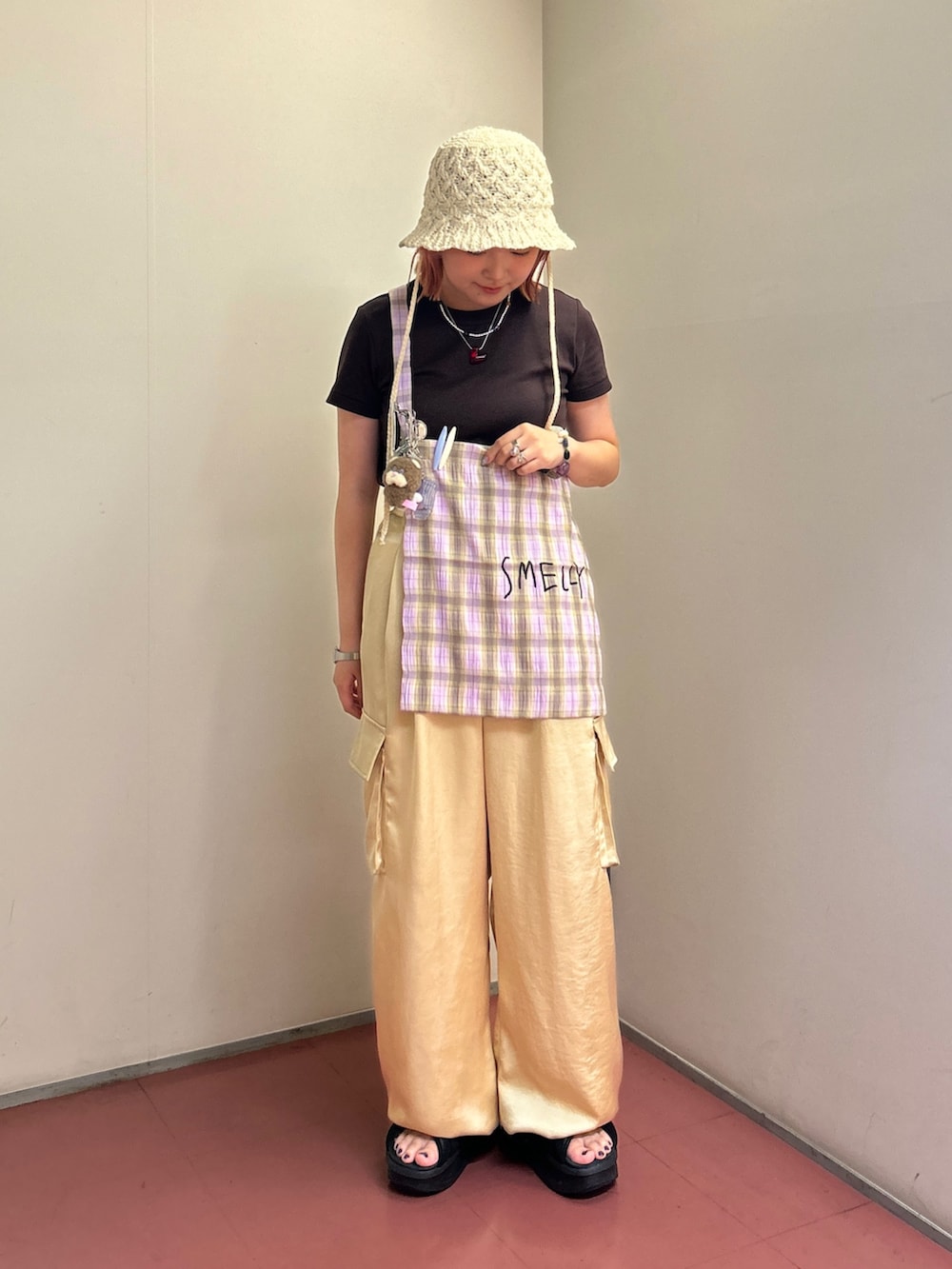 その他のショルダーバッグ、ベージュ系のその他パンツ、ホワイト系のハットを着用したレディースの秋コーディネートの2枚目の写真