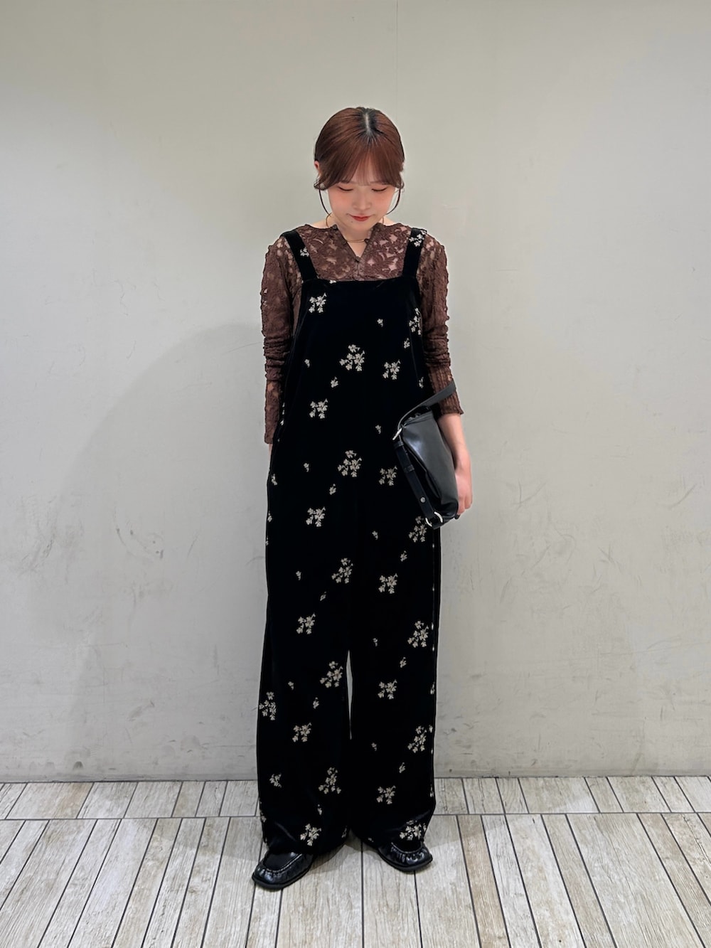 ブラック系のその他パンツ、ブラック系のショルダーバッグ、ブラック系のローファーを着用したレディースの秋コーディネートの2枚目の写真