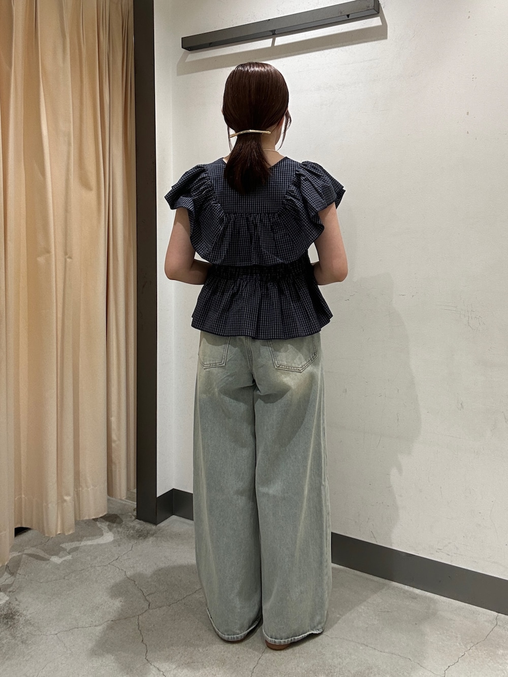 ブルー系のデニムパンツ、ブルー系のシャツ/ブラウス、ホワイト系のスニーカーを着用したレディースの春コーディネートの2枚目の写真