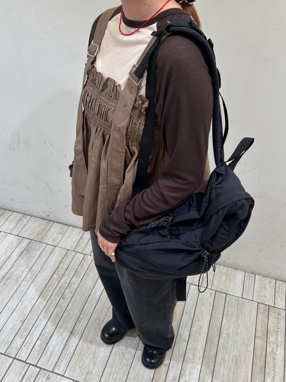 ブラック系のデニムパンツ、ブラック系のデニムパンツ、ブラック系のサンダルを着用したレディースの春コーディネートの6枚目の写真