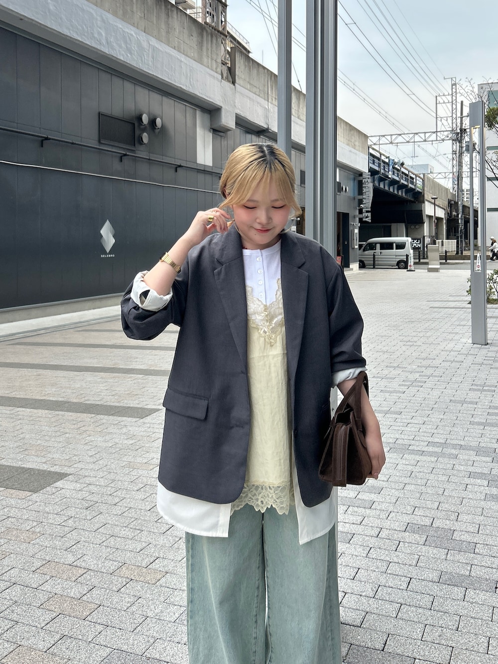 グレー系のその他アウター、ブルー系のデニムパンツ、ベージュ系のローファーを着用したレディースの春コーディネートの3枚目の写真