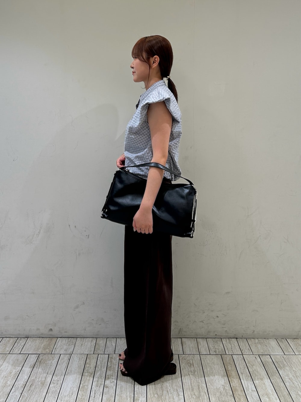 ブルー系のシャツ/ブラウス、ブラウン系のその他パンツ、ブラック系のショルダーバッグを着用したレディースの夏コーディネートの3枚目の写真