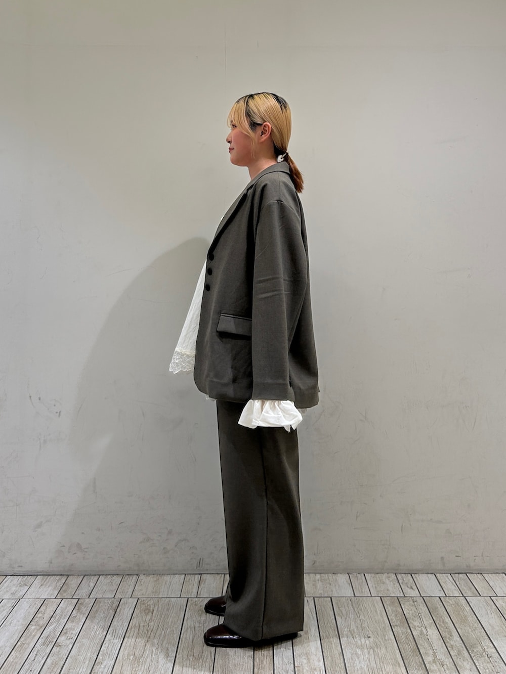 グレー系のその他アウター、グレー系のその他パンツ、ホワイト系のキャミソールを着用したレディースの冬コーディネートの2枚目の写真