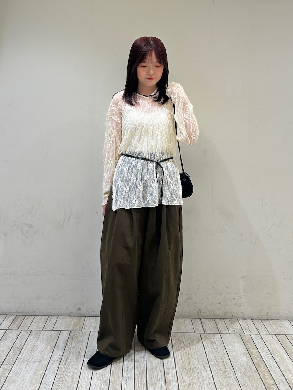 ホワイト系のTシャツ/カットソー、ブラック系のショルダーバッグ、ブラウン系のその他パンツを着用したレディースの夏コーディネートの2枚目の写真