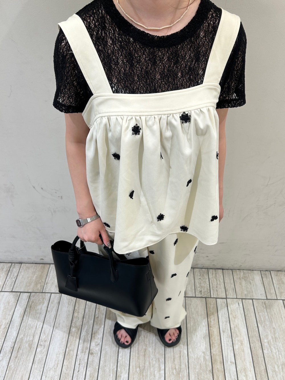 ホワイト系のシャツ/ブラウス、ホワイト系のその他パンツ、ブラック系のハンドバッグを着用したレディースの夏コーディネートの6枚目の写真