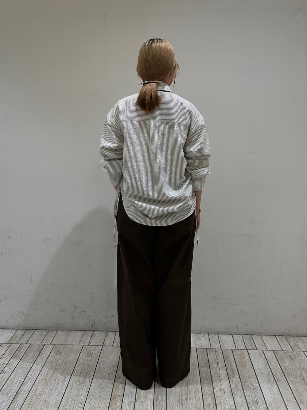 ホワイト系のシャツ/ブラウス、ブラウン系のその他パンツ、ブラック系のその他雑貨を着用したレディースの春コーディネートの4枚目の写真