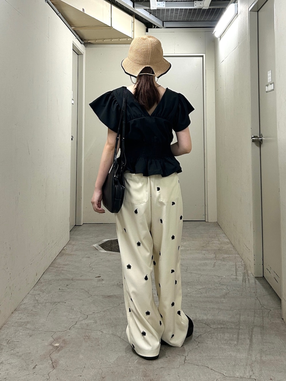 ホワイト系のその他パンツ、ブラック系のショルダーバッグ、ブラック系のシャツ/ブラウスを着用したレディースの夏コーディネートの5枚目の写真