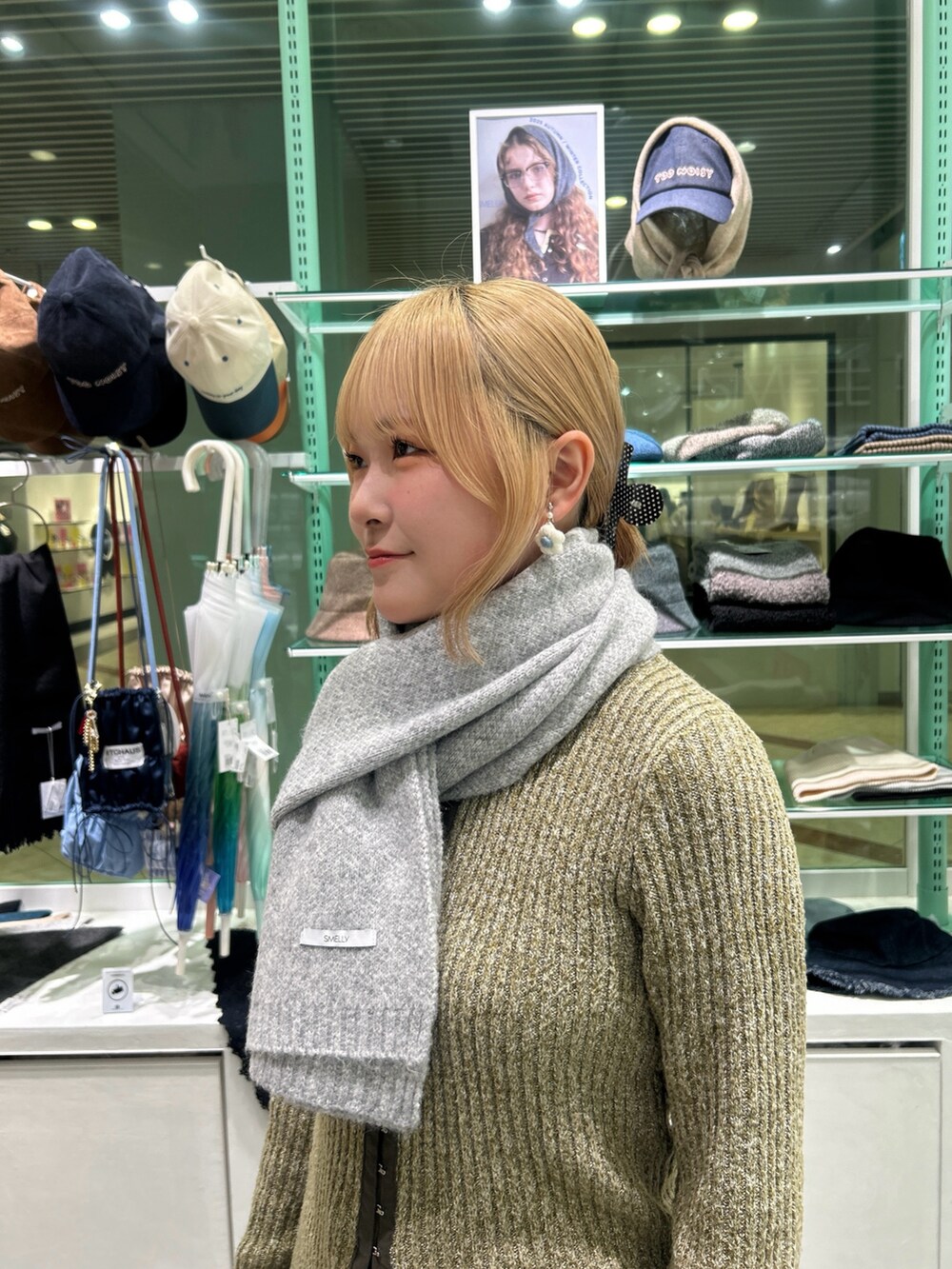 ブラック系のその他パンツ、ブラック系のスニーカー、ピンク系のエコバッグ/サブバッグを着用したレディースの秋コーディネートの3枚目の写真