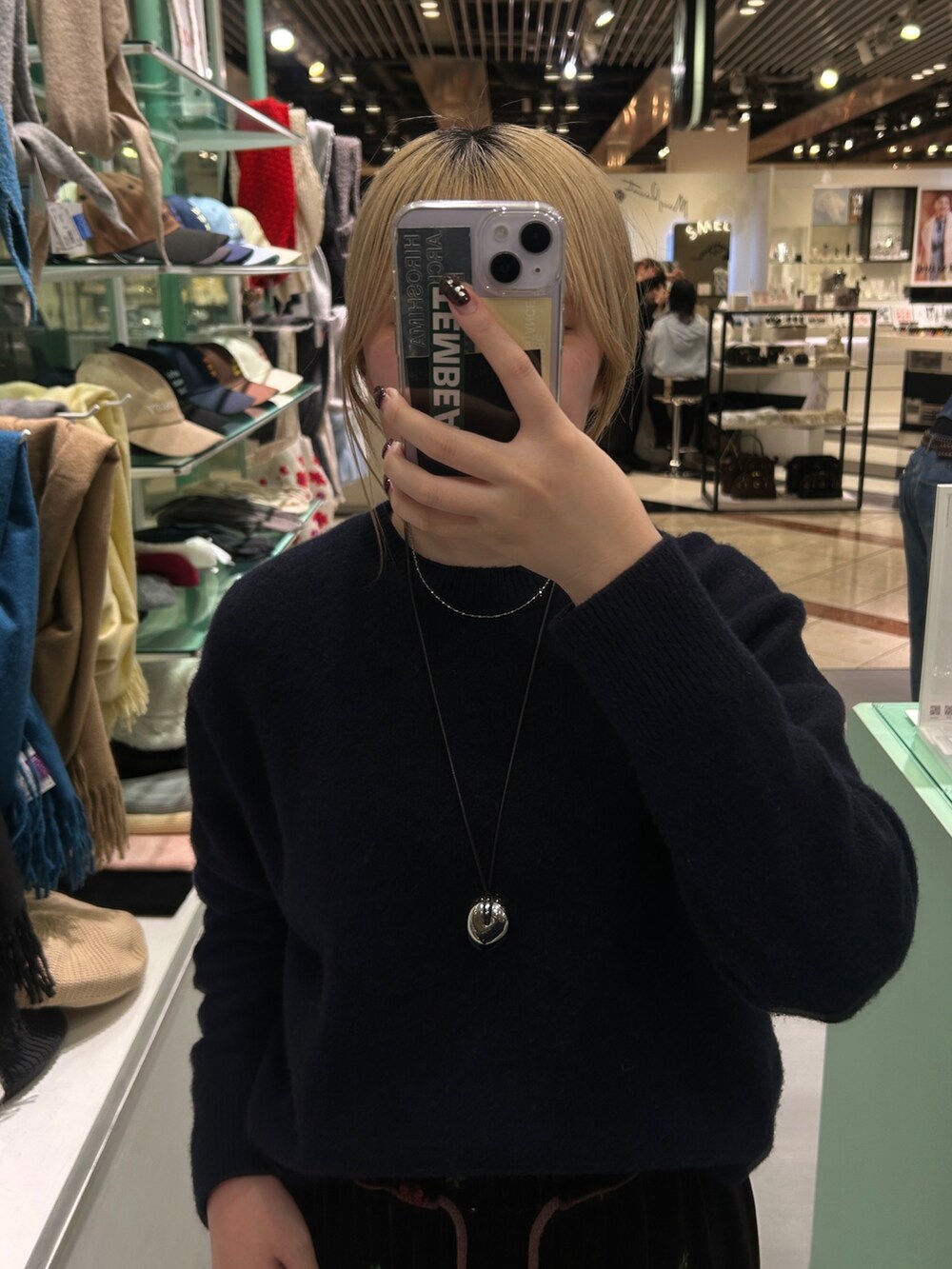 グレー系のトートバッグ、ブラック系のバンダナ/スカーフ、シルバー系のブレスレットを着用したレディースの冬コーディネートの5枚目の写真