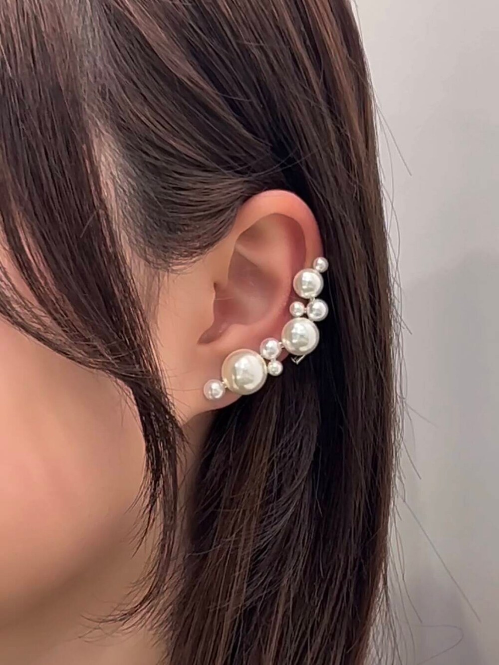 ホワイト系のイヤリングを着用したレディースの春コーディネートの2枚目の写真