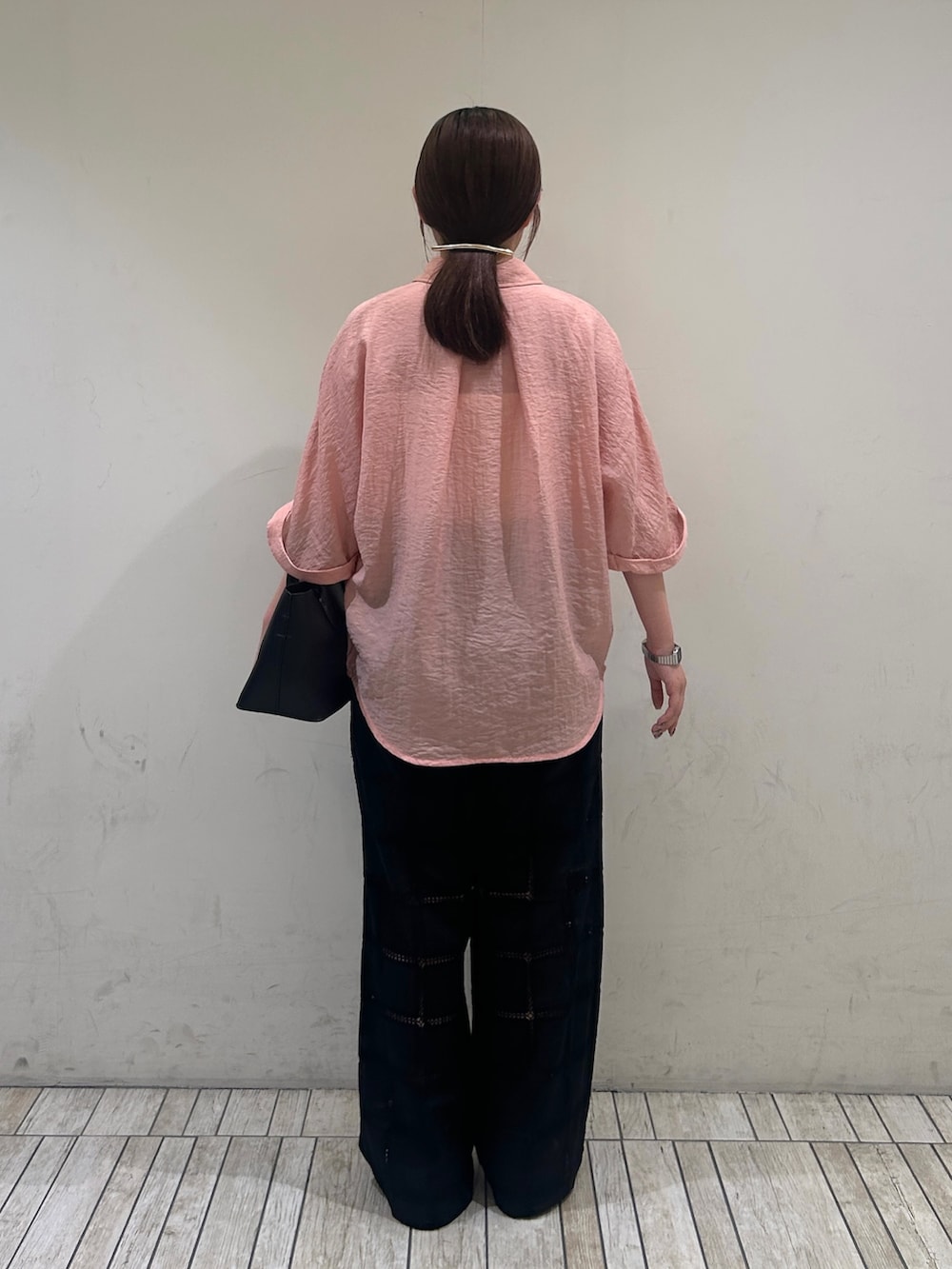 ピンク系のシャツ/ブラウス、ブラック系のその他パンツ、ブラック系のサンダルを着用したレディースの夏コーディネートの3枚目の写真