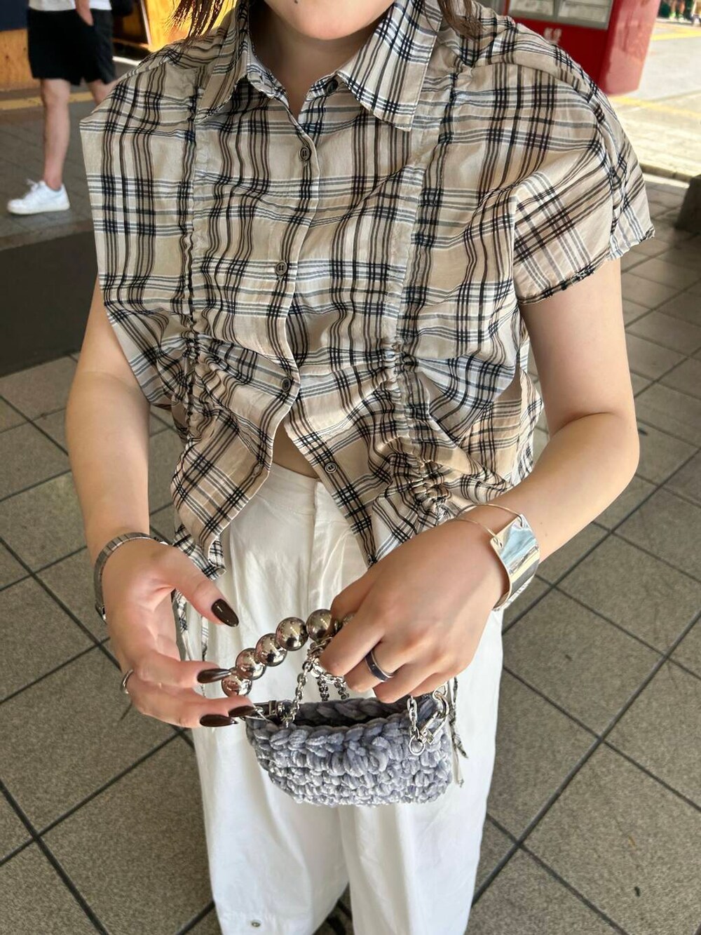 ホワイト系のその他パンツ、グレー系のショルダーバッグ、ベージュ系のシャツ/ブラウスを着用したレディースの夏コーディネートの4枚目の写真