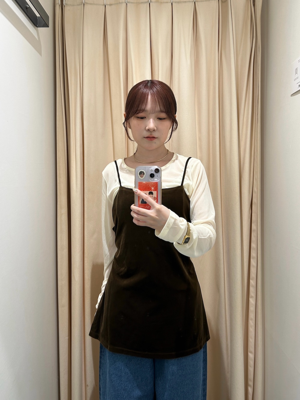 ブラウン系のTシャツ/カットソー、ブルー系のデニムパンツ、グレー系のその他シューズを着用したレディースの夏コーディネートの5枚目の写真