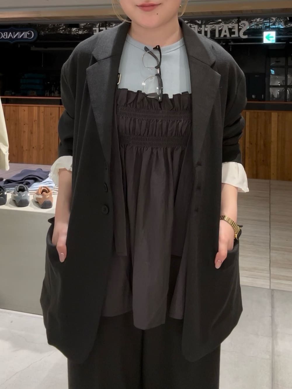 グレー系のその他アウター、グレー系のその他パンツ、グリーン系のパンプスを着用したレディースの春コーディネートの2枚目の写真