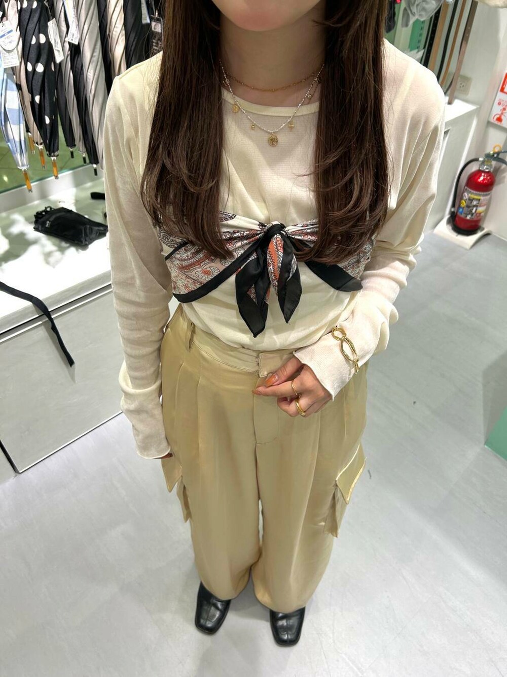 ホワイト系のTシャツ/カットソー、ベージュ系のその他パンツ、ブラック系のバンダナ/スカーフを着用したレディースの春コーディネートの6枚目の写真