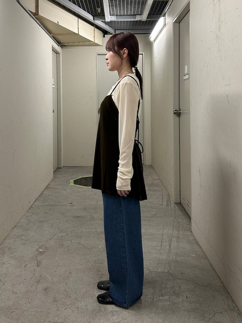 ブラウン系のTシャツ/カットソー、ブルー系のデニムパンツ、グレー系のその他シューズを着用したレディースの夏コーディネートの3枚目の写真