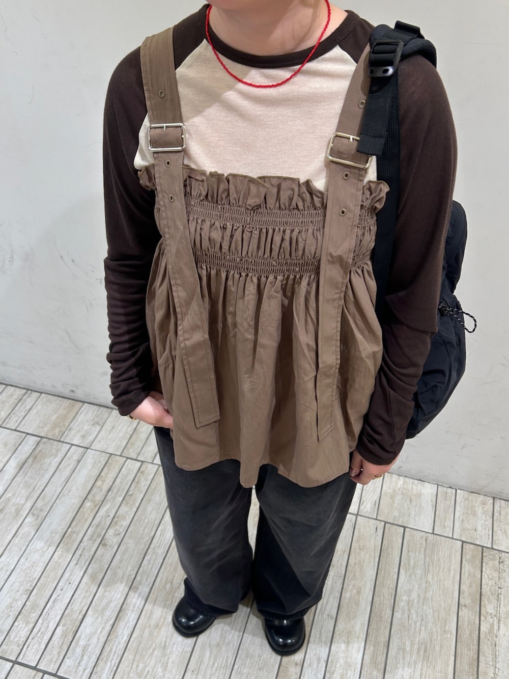 ブラック系のデニムパンツ、ブラック系のデニムパンツ、ブラック系のサンダルを着用したレディースの春コーディネートの5枚目の写真