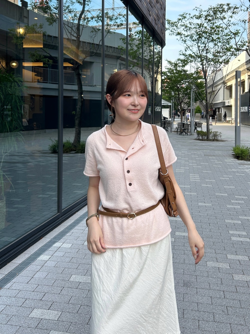 ホワイト系のスカート、ベージュ系のその他パンツ、ブラウン系のその他シューズを着用したレディースの夏コーディネートの5枚目の写真