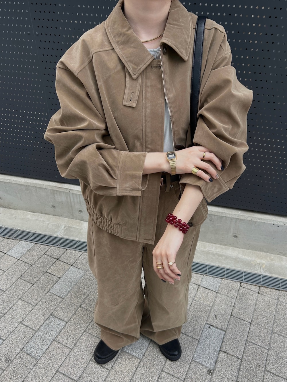 ベージュ系のその他パンツ、ベージュ系のブルゾン、ブルー系のTシャツ/カットソーを着用したレディースの夏コーディネートの6枚目の写真