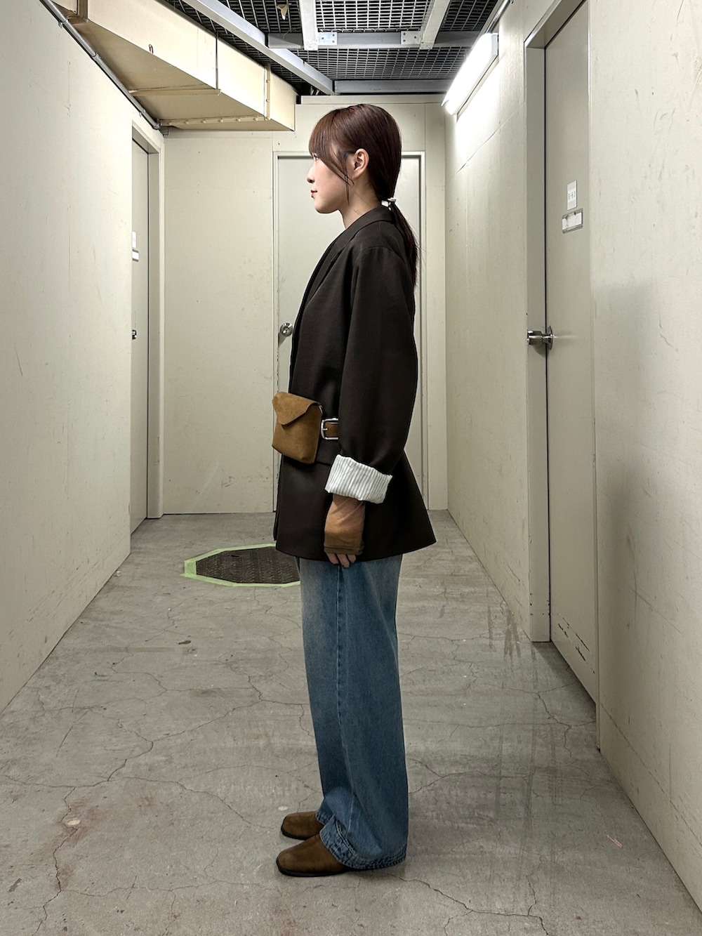 グレー系のカーディガン/ボレロ、ブラウン系のその他シューズ、ブルー系のデニムパンツを着用したレディースの秋コーディネートの3枚目の写真