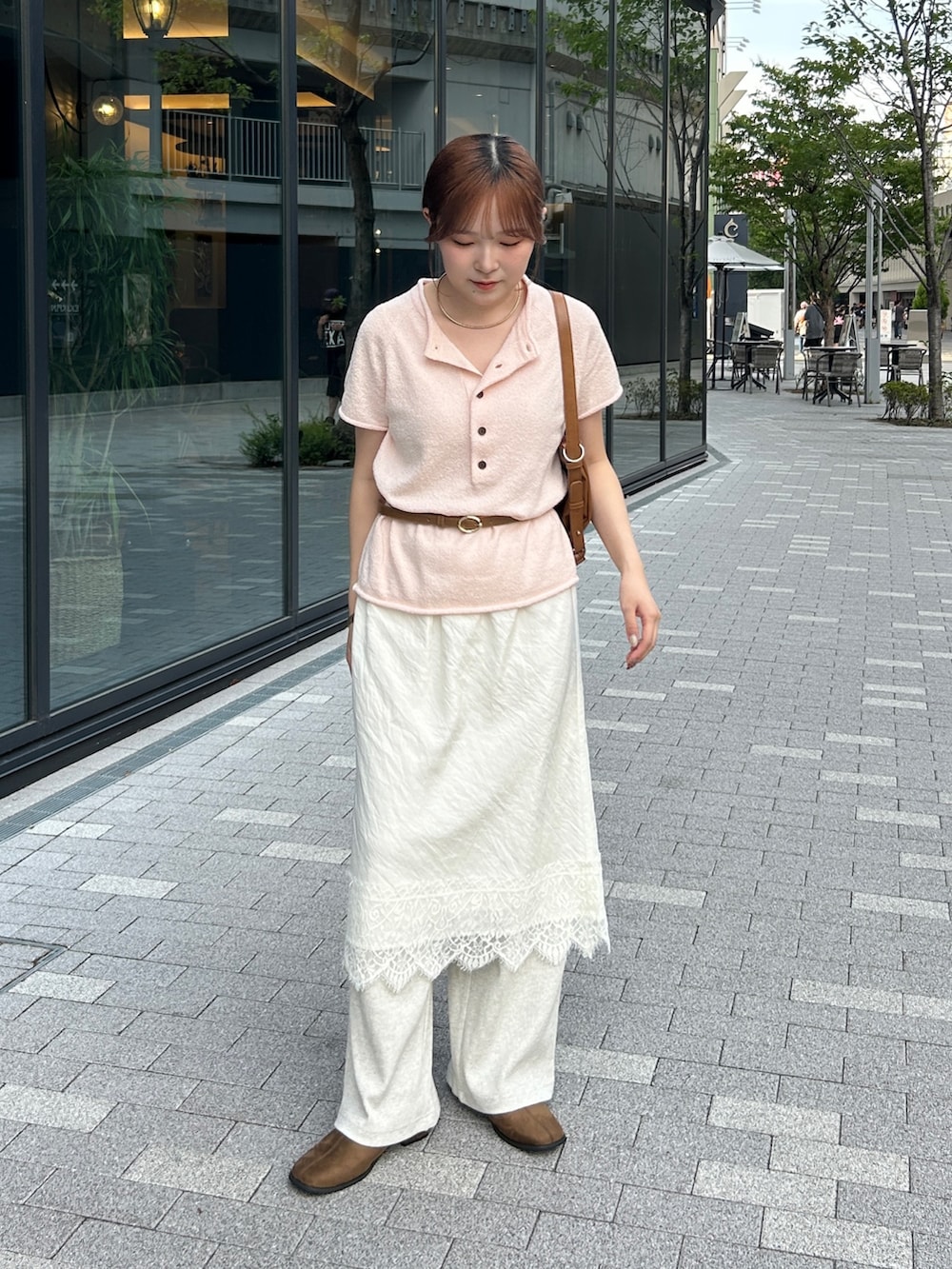 ホワイト系のスカート、ベージュ系のその他パンツ、ブラウン系のその他シューズを着用したレディースの夏コーディネートの2枚目の写真