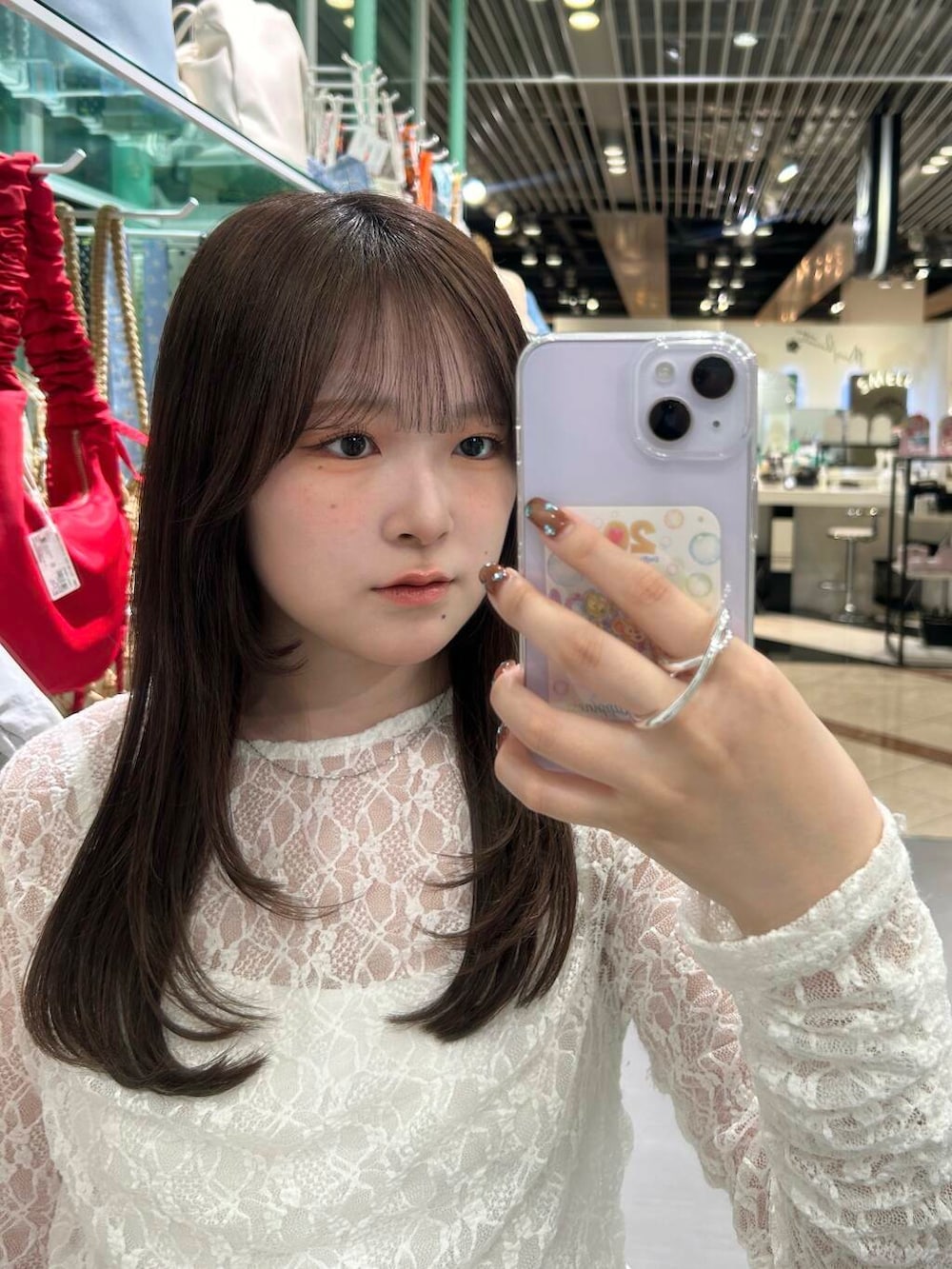 ホワイト系のTシャツ/カットソー、シルバー系のネックレス、シルバー系のブレスレットを着用したレディースの春コーディネートの3枚目の写真