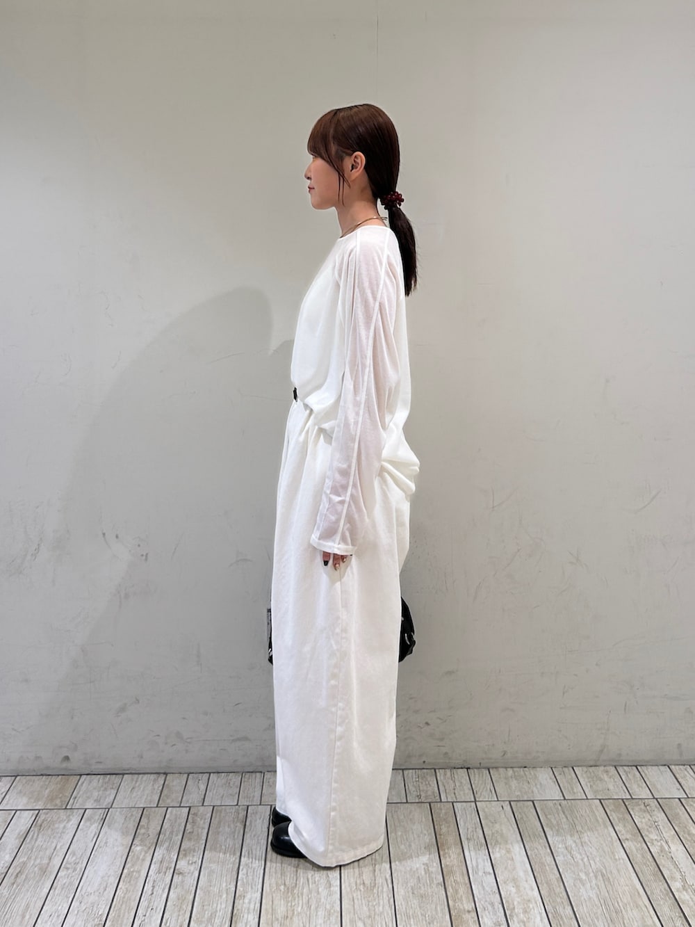 ホワイト系のその他パンツ、ブラック系のショルダーバッグ、ブラック系のサンダルを着用したレディースの秋コーディネートの3枚目の写真