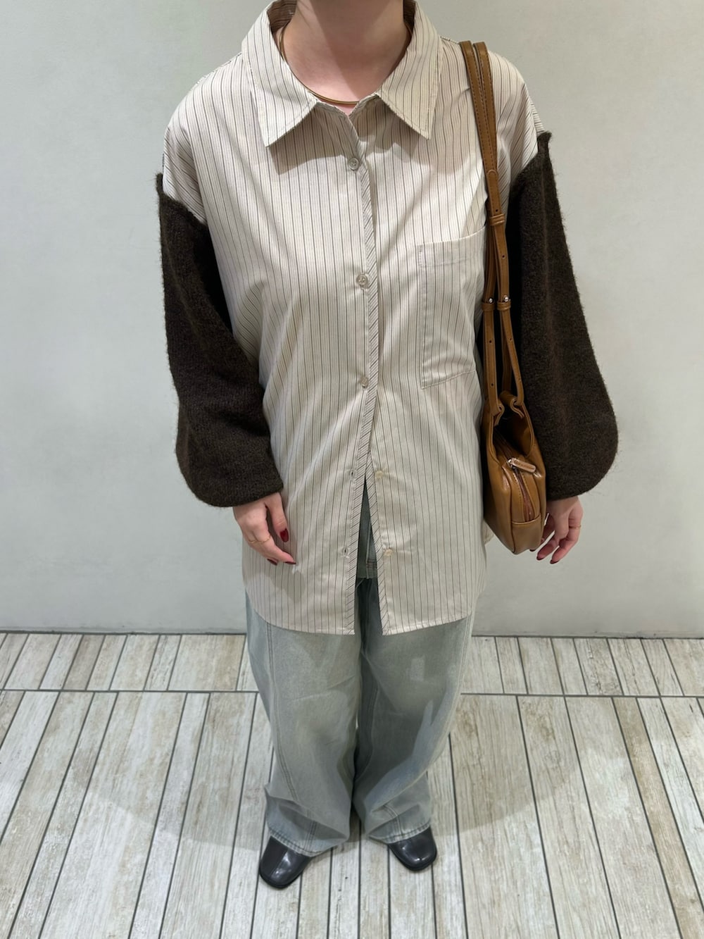 ベージュ系のシャツ/ブラウス、イエロー系のショルダーバッグ、ブルー系のデニムパンツを着用したレディースの秋コーディネートの6枚目の写真