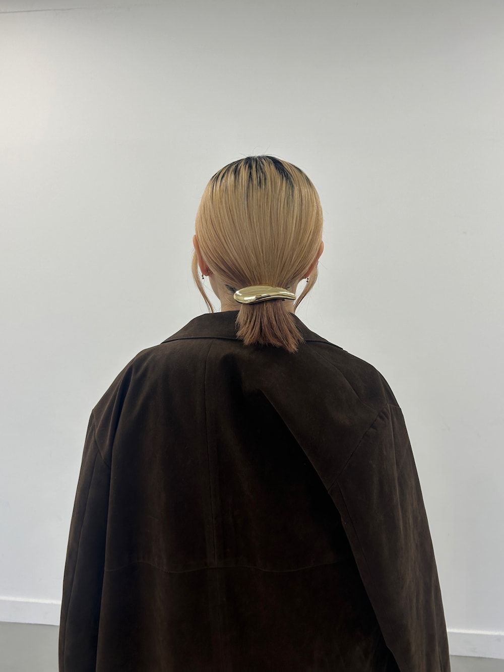 ブラック系のワンピース、ブラック系のその他シューズ、ブラウン系のその他アウターを着用したレディースの秋コーディネートの3枚目の写真