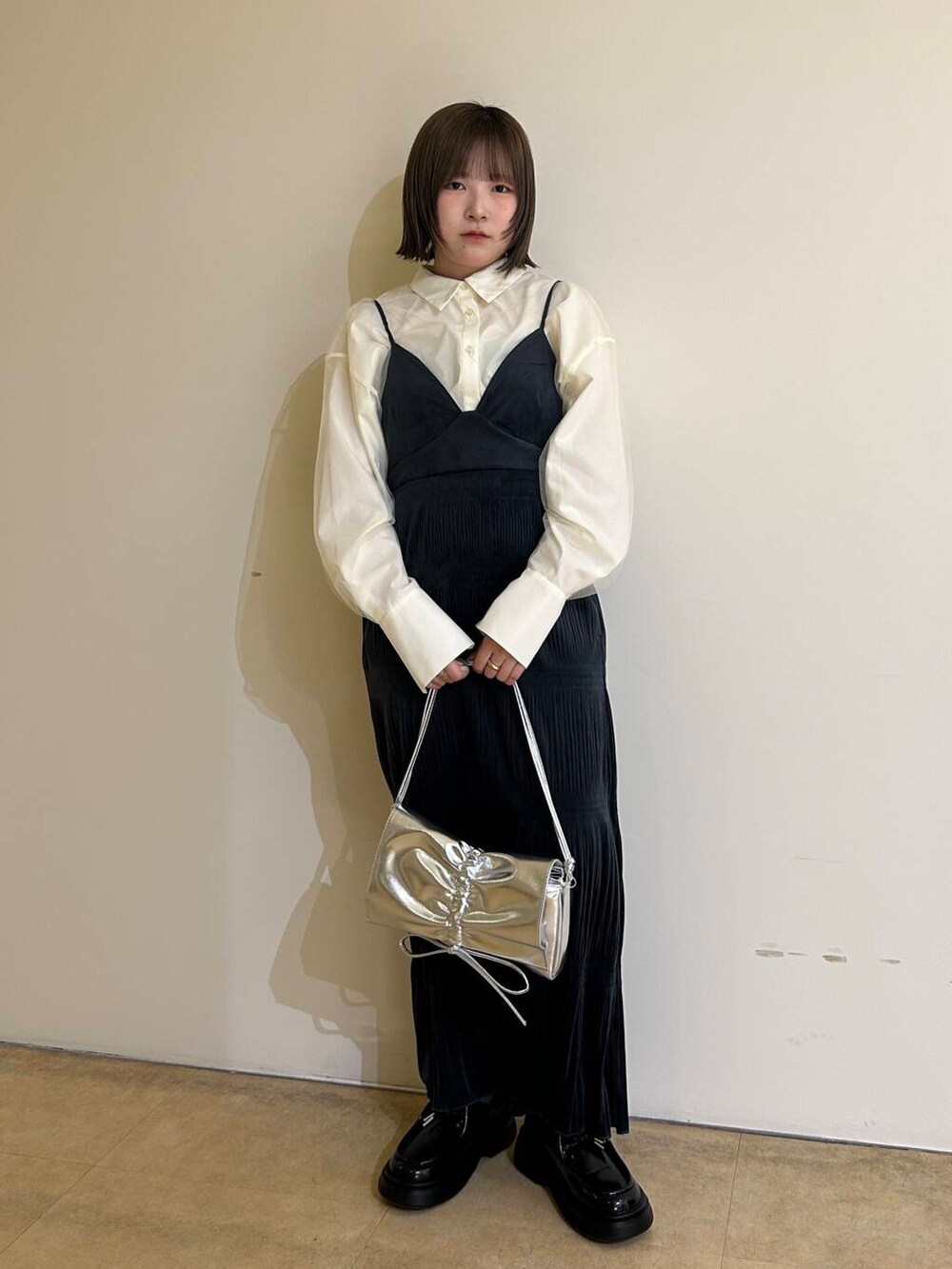 ブルー系のステンカラーコート、ブラック系のローファー、ホワイト系のシャツ/ブラウスを着用したレディースの冬コーディネートの4枚目の写真