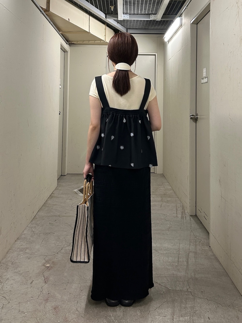 ブラック系のその他パンツ、ブラック系のスカート、ブラック系のトートバッグを着用したレディースの夏コーディネートの3枚目の写真