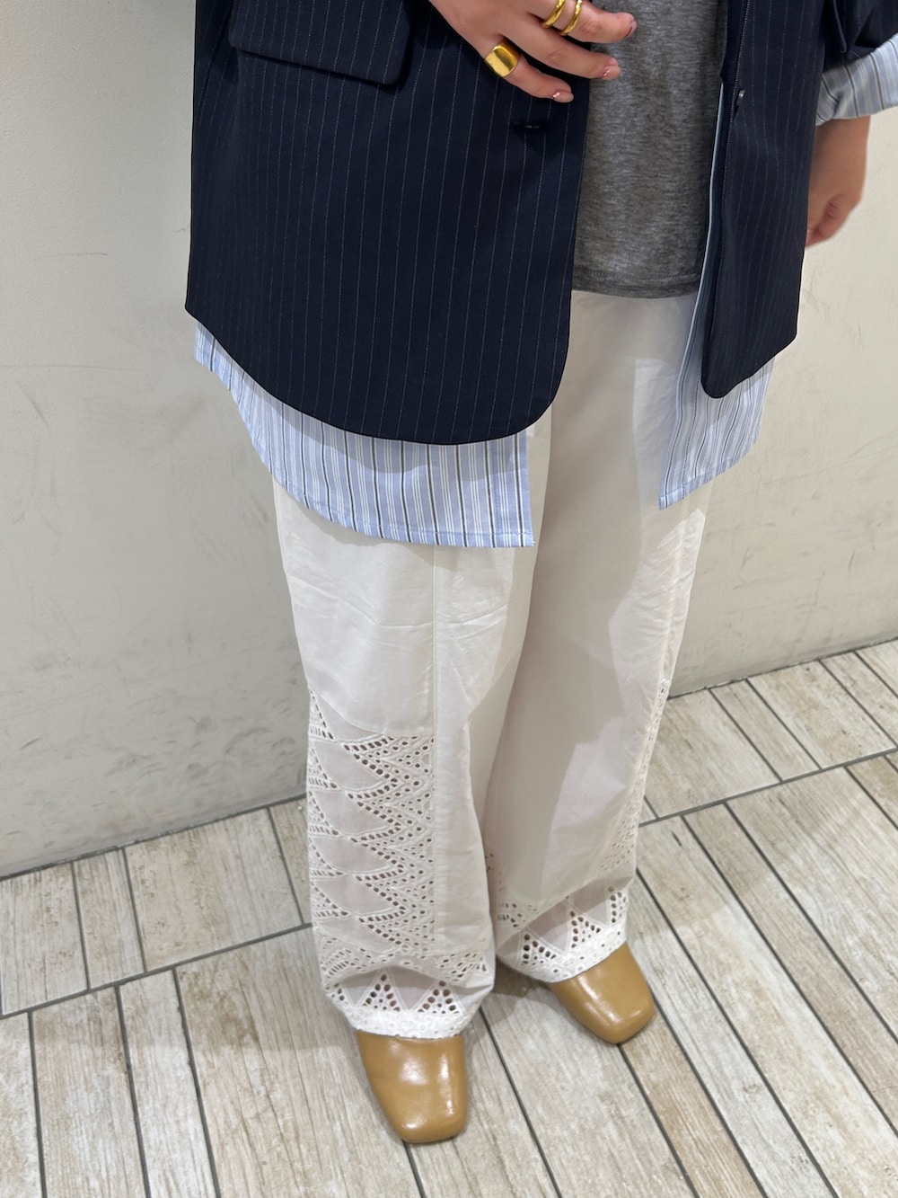 グレー系のTシャツ/カットソー、ブルー系のその他アウター、ホワイト系のその他パンツを着用したレディースの春コーディネートの6枚目の写真