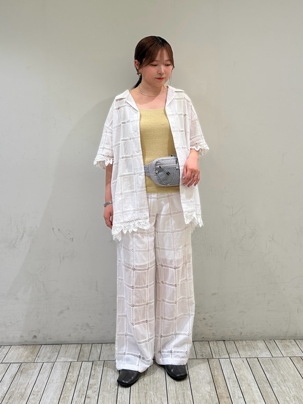 ホワイト系のその他パンツ、グレー系のボディバッグ/ウエストポーチ、ベージュ系のタンクトップを着用したレディースの春コーディネートの2枚目の写真