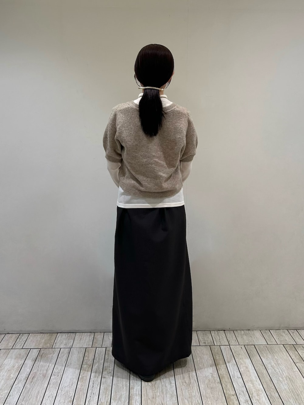 ベージュ系のカーディガン/ボレロ、ブラック系のショルダーバッグ、ブラウン系のスカートを着用したレディースの秋コーディネートの4枚目の写真