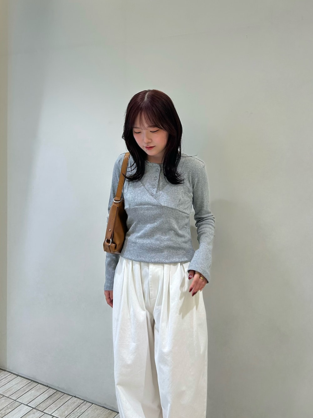 グレー系のTシャツ/カットソー、イエロー系のショルダーバッグ、ホワイト系のその他パンツを着用したレディースの秋コーディネートの4枚目の写真