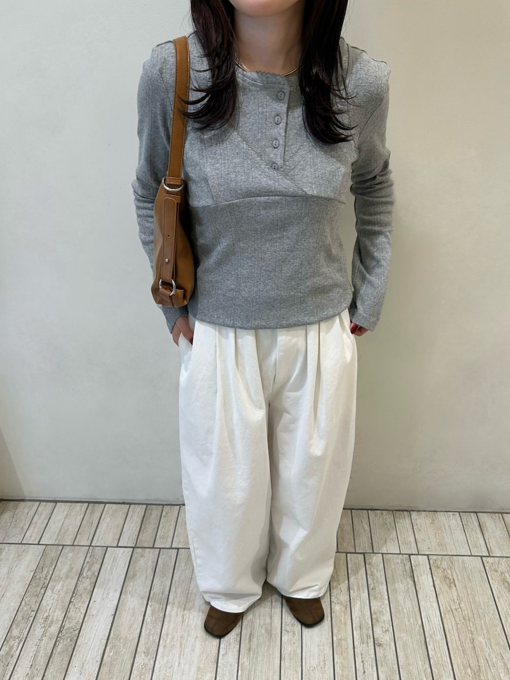 グレー系のTシャツ/カットソー、イエロー系のショルダーバッグ、ホワイト系のその他パンツを着用したレディースの秋コーディネートの3枚目の写真