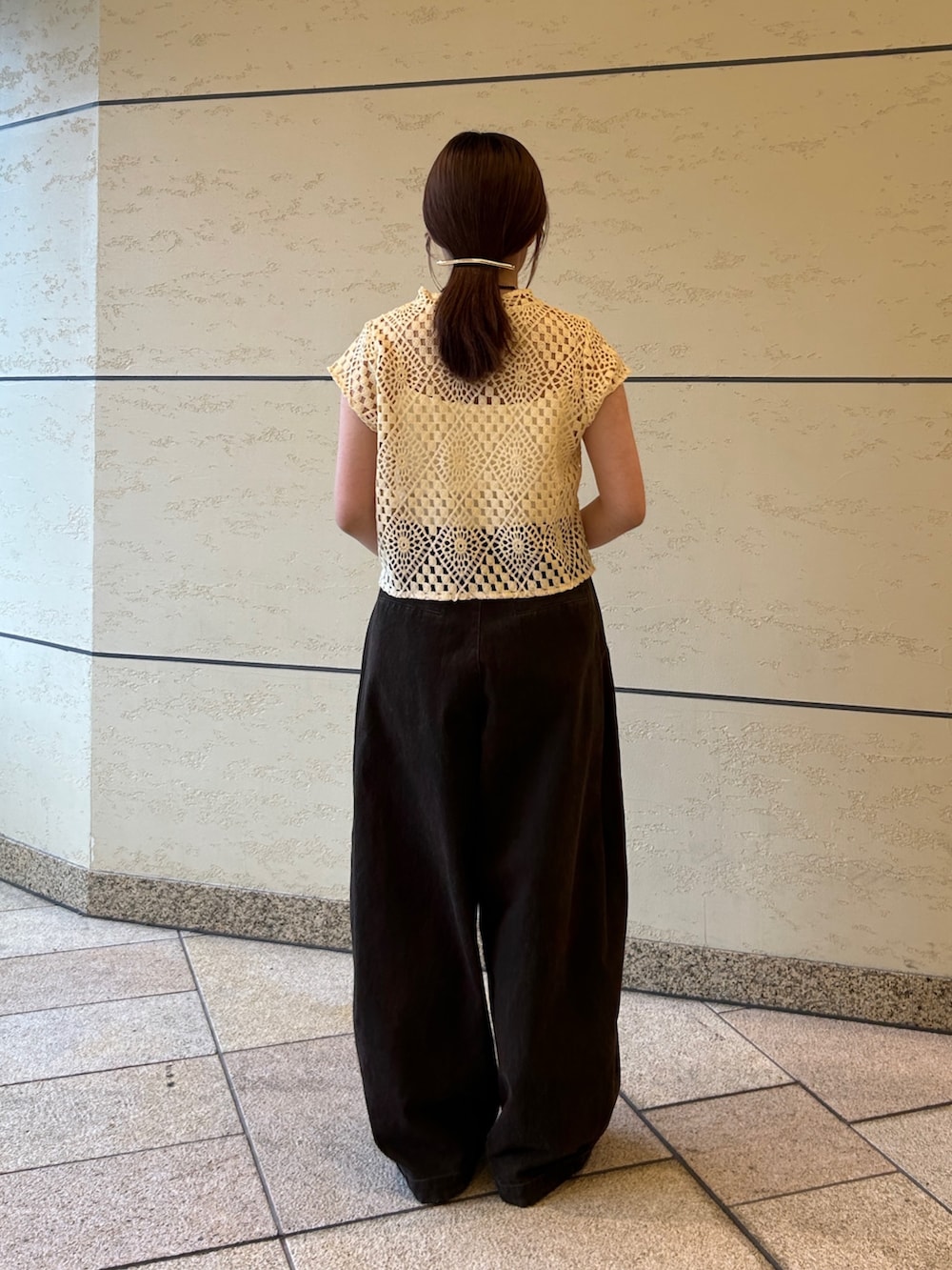イエロー系のシャツ/ブラウス、ブラウン系のその他パンツ、ブラック系のサンダルを着用したレディースの夏コーディネートの3枚目の写真