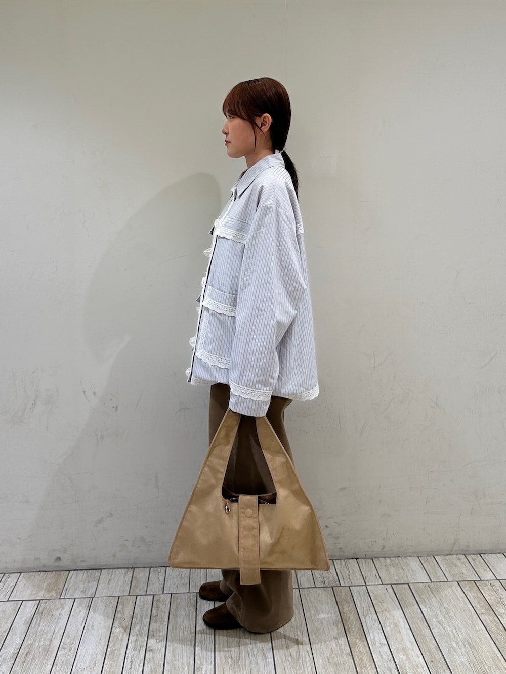 ブルー系のシャツ/ブラウス、ベージュ系のその他パンツ、ブラウン系のその他シューズを着用したレディースの秋コーディネートの3枚目の写真