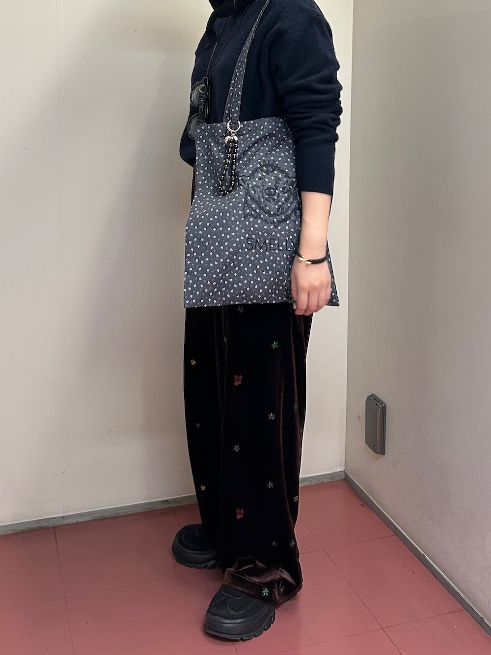 グレー系のトートバッグ、ブラック系のバンダナ/スカーフ、シルバー系のブレスレットを着用したレディースの冬コーディネートの2枚目の写真