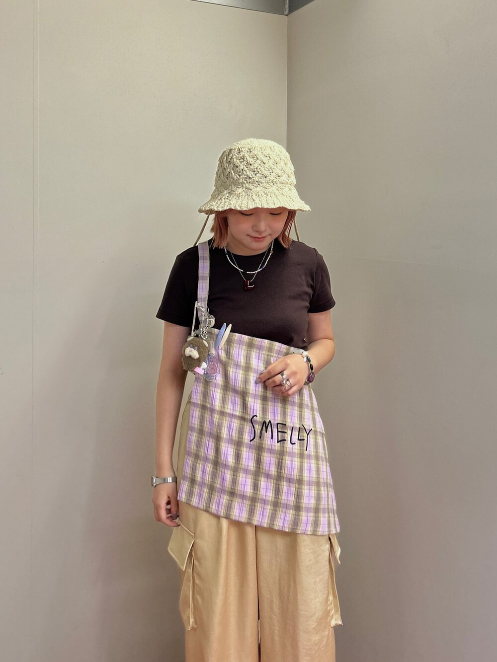 その他のショルダーバッグ、ベージュ系のその他パンツ、ホワイト系のハットを着用したレディースの秋コーディネートの6枚目の写真