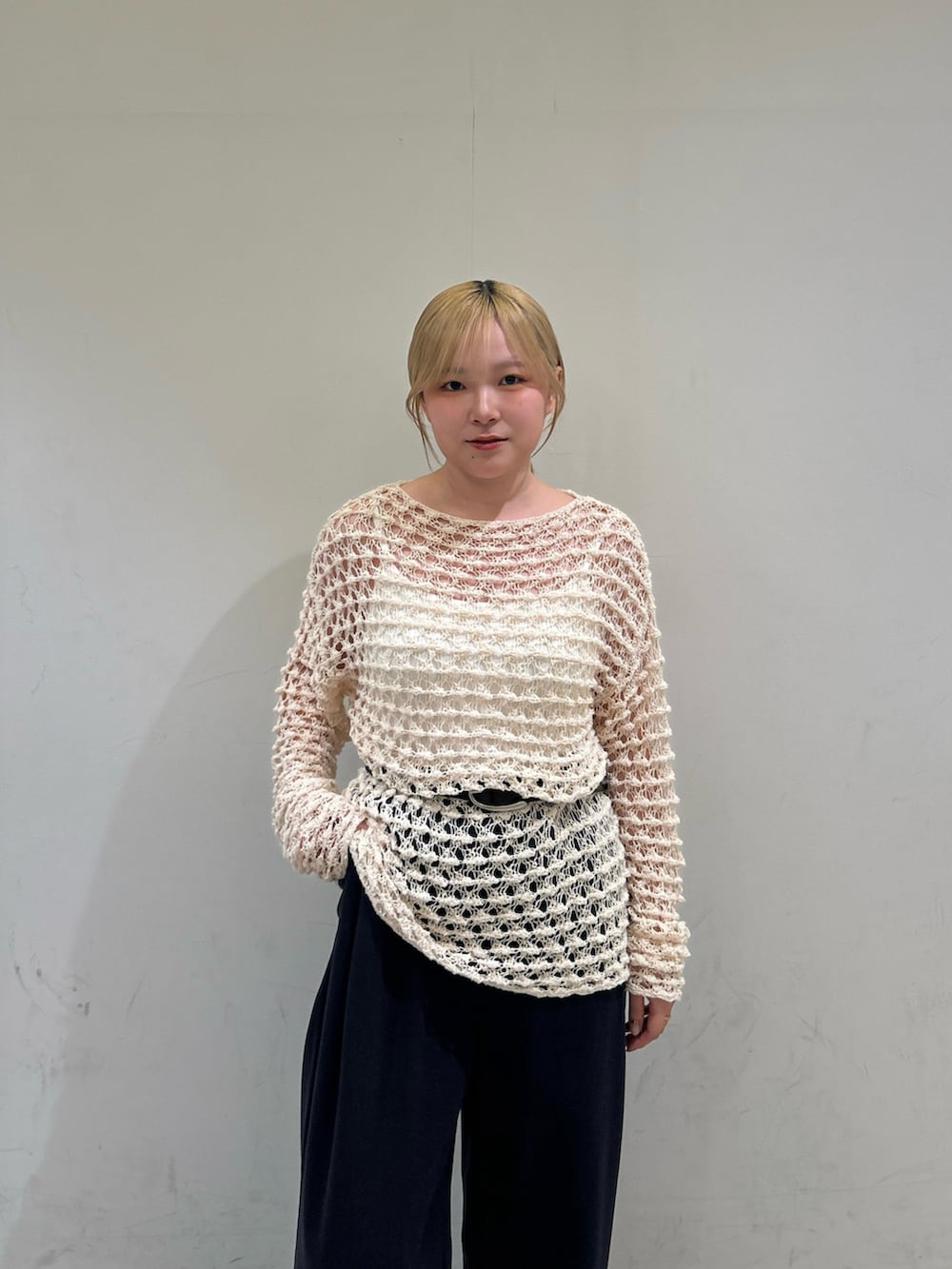 ホワイト系のニット/セーター、ブルー系のその他パンツ、ブラック系のベルトを着用したレディースの春コーディネートの4枚目の写真