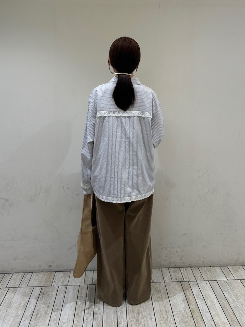 ブルー系のシャツ/ブラウス、ベージュ系のその他パンツ、ブラウン系のその他シューズを着用したレディースの秋コーディネートの4枚目の写真