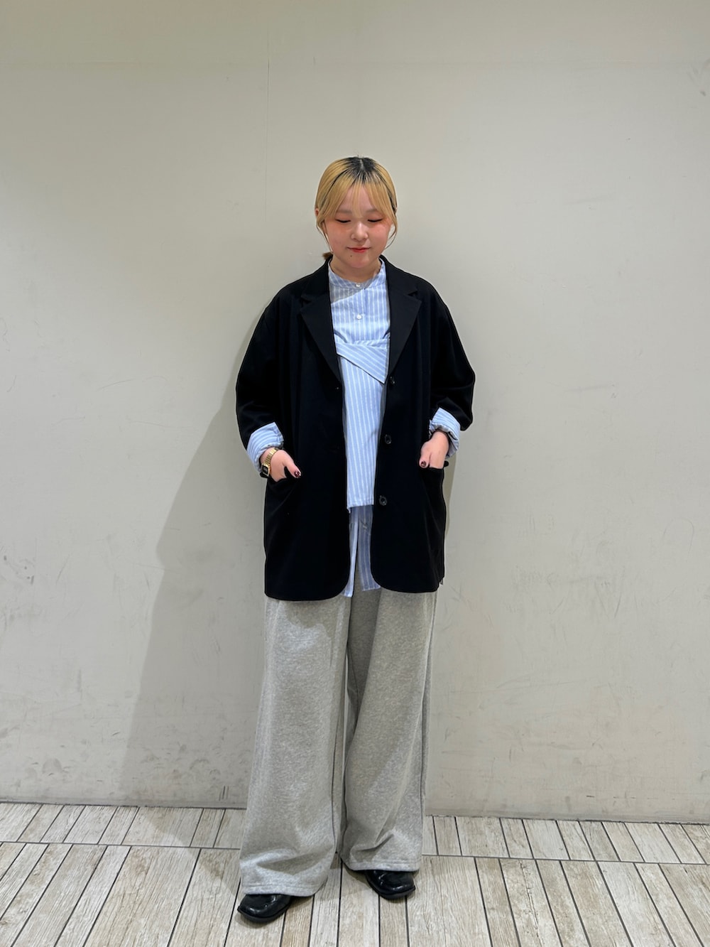 ブルー系のシャツ/ブラウス、ブラック系のその他アウター、グレー系のその他パンツを着用したレディースの冬コーディネートの2枚目の写真