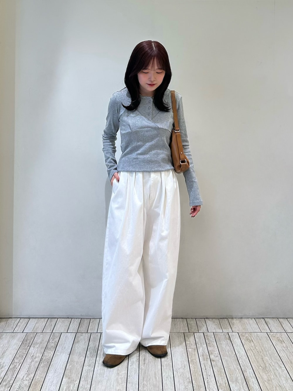 グレー系のTシャツ/カットソー、イエロー系のショルダーバッグ、ホワイト系のその他パンツを着用したレディースの秋コーディネートの2枚目の写真