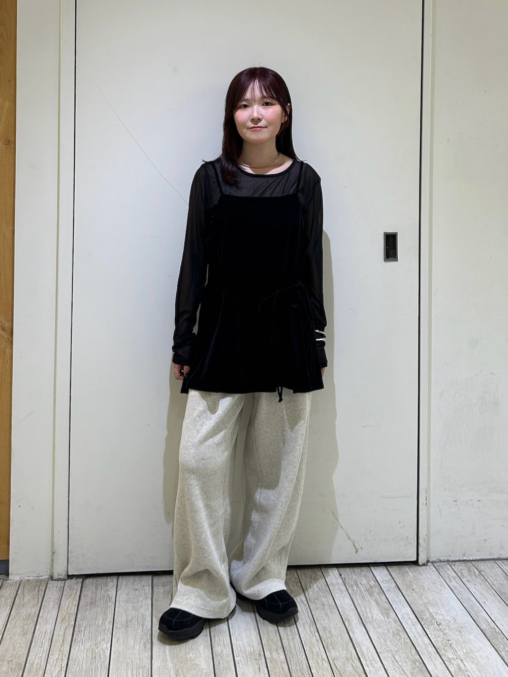 ブラック系のTシャツ/カットソー、ベージュ系のその他パンツ、ブラック系のスニーカーを着用したレディースの夏コーディネートの2枚目の写真