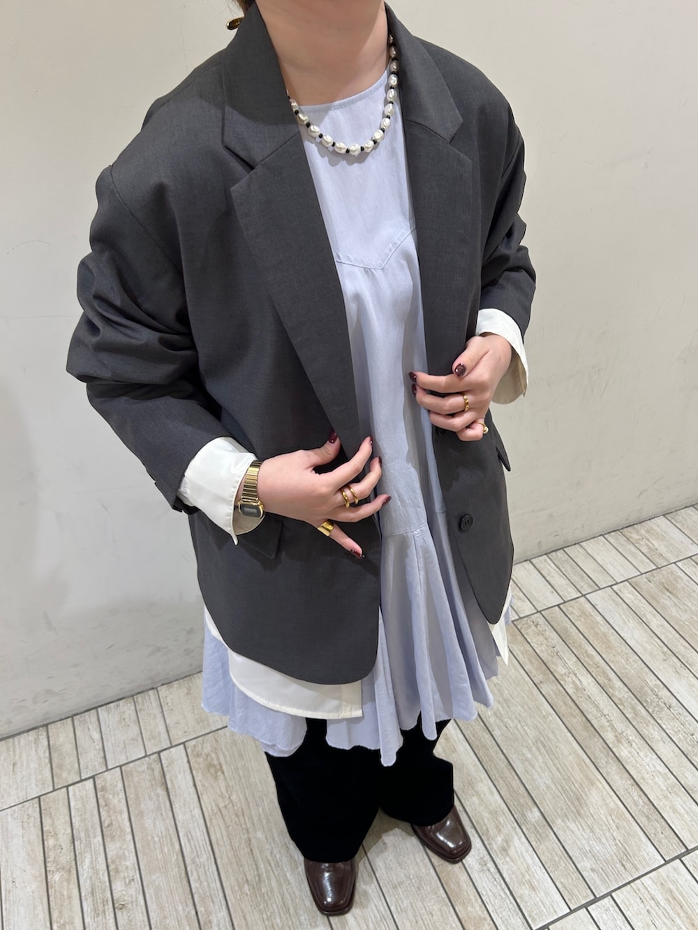 ブラック系のデニムパンツ、グレー系のその他アウター、ブルー系のワンピースを着用したレディースの冬コーディネートの5枚目の写真